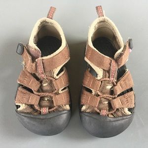 Brown and tan toddler Keens
